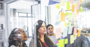 Cómo Usar la Intranet Corporativa para Mejorar la Colaboración de tu Equipo Remoto 2 Equipo Remoto Colaborando a través de la Intranet Corporativa